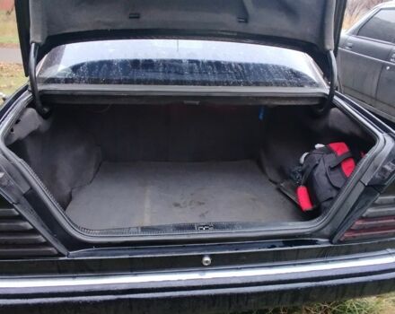 Черный Мерседес Е-Класс, объемом двигателя 2 л и пробегом 400 тыс. км за 2350 $, фото 4 на Automoto.ua