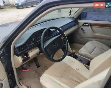 Черный Мерседес Е-Класс, объемом двигателя 2.3 л и пробегом 123 тыс. км за 1000 $, фото 6 на Automoto.ua