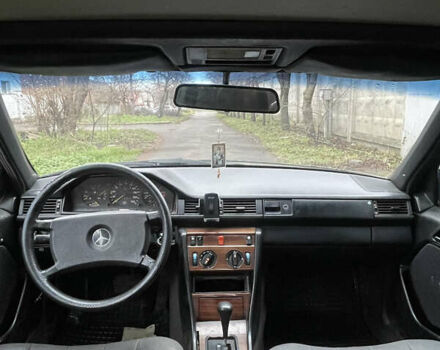 Черный Мерседес Е-Класс, объемом двигателя 2.3 л и пробегом 218 тыс. км за 1350 $, фото 6 на Automoto.ua