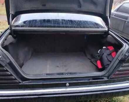 Черный Мерседес Е-Класс, объемом двигателя 2 л и пробегом 400 тыс. км за 2365 $, фото 4 на Automoto.ua