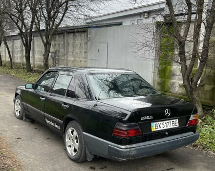 Черный Мерседес Е-Класс, объемом двигателя 2.3 л и пробегом 218 тыс. км за 1350 $, фото 3 на Automoto.ua