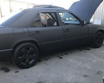 Черный Мерседес Е-Класс, объемом двигателя 3 л и пробегом 408 тыс. км за 2450 $, фото 2 на Automoto.ua