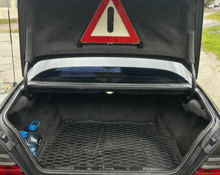 Чорний Мерседес Е-Клас, об'ємом двигуна 2 л та пробігом 458 тис. км за 4500 $, фото 10 на Automoto.ua