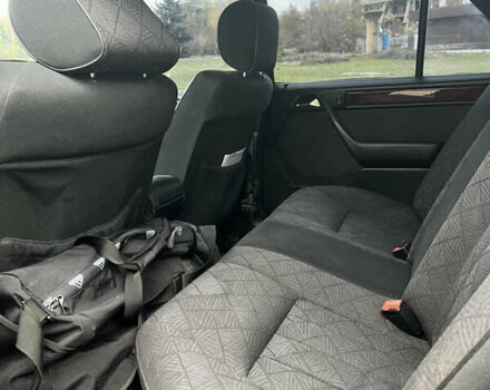 Чорний Мерседес Е-Клас, об'ємом двигуна 2 л та пробігом 458 тис. км за 4500 $, фото 16 на Automoto.ua