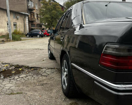 Чорний Мерседес Е-Клас, об'ємом двигуна 2 л та пробігом 458 тис. км за 4500 $, фото 5 на Automoto.ua