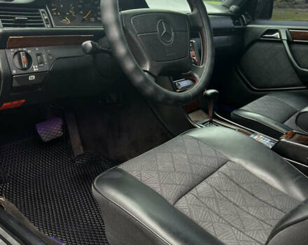 Чорний Мерседес Е-Клас, об'ємом двигуна 2 л та пробігом 458 тис. км за 4500 $, фото 12 на Automoto.ua