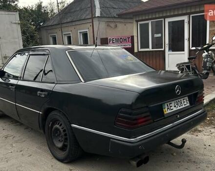 Черный Мерседес Е-Класс, объемом двигателя 2.5 л и пробегом 436 тыс. км за 2700 $, фото 3 на Automoto.ua