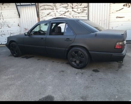 Черный Мерседес Е-Класс, объемом двигателя 3 л и пробегом 408 тыс. км за 2450 $, фото 4 на Automoto.ua