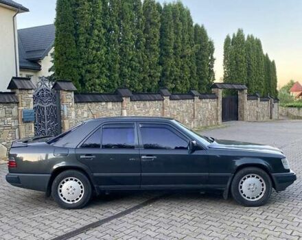 Черный Мерседес Е-Класс, объемом двигателя 2.3 л и пробегом 378 тыс. км за 1700 $, фото 7 на Automoto.ua