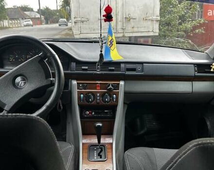 Черный Мерседес Е-Класс, объемом двигателя 2.5 л и пробегом 436 тыс. км за 2700 $, фото 7 на Automoto.ua