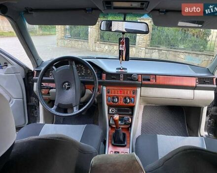 Черный Мерседес Е-Класс, объемом двигателя 2.3 л и пробегом 378 тыс. км за 1700 $, фото 11 на Automoto.ua