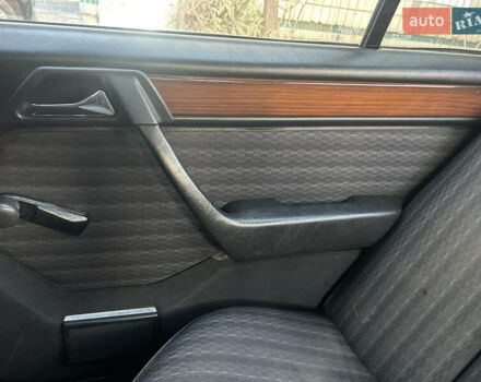 Черный Мерседес Е-Класс, объемом двигателя 2.3 л и пробегом 266 тыс. км за 2700 $, фото 11 на Automoto.ua