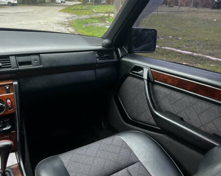 Чорний Мерседес Е-Клас, об'ємом двигуна 2 л та пробігом 458 тис. км за 4500 $, фото 15 на Automoto.ua