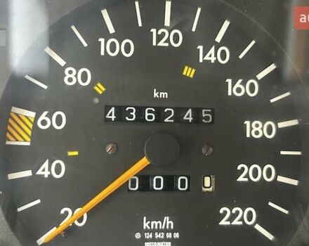 Черный Мерседес Е-Класс, объемом двигателя 2.5 л и пробегом 436 тыс. км за 2700 $, фото 6 на Automoto.ua