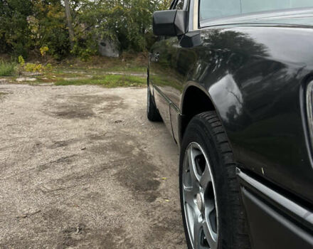 Чорний Мерседес Е-Клас, об'ємом двигуна 2 л та пробігом 458 тис. км за 4500 $, фото 3 на Automoto.ua