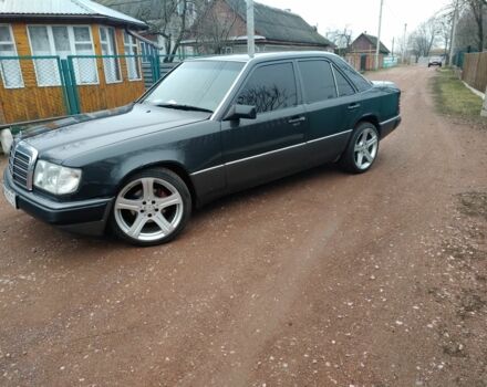Черный Мерседес Е-Класс, объемом двигателя 2.3 л и пробегом 450 тыс. км за 2142 $, фото 5 на Automoto.ua