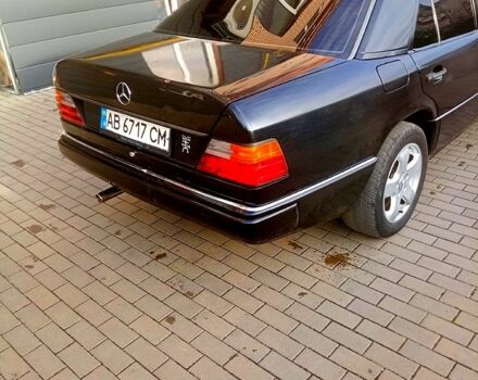 Черный Мерседес Е-Класс, объемом двигателя 2.6 л и пробегом 410 тыс. км за 2000 $, фото 4 на Automoto.ua