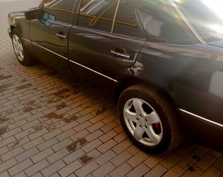 Черный Мерседес Е-Класс, объемом двигателя 2.6 л и пробегом 410 тыс. км за 2000 $, фото 2 на Automoto.ua