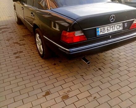 Черный Мерседес Е-Класс, объемом двигателя 2.6 л и пробегом 410 тыс. км за 2000 $, фото 3 на Automoto.ua