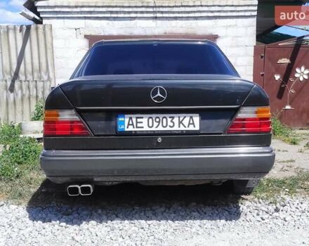Черный Мерседес Е-Класс, объемом двигателя 2.3 л и пробегом 350 тыс. км за 3200 $, фото 9 на Automoto.ua