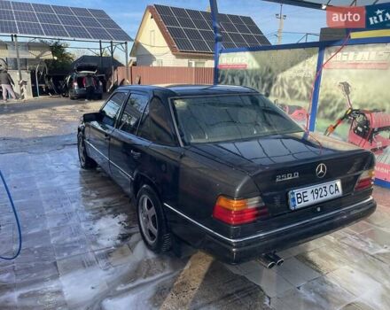 Черный Мерседес Е-Класс, объемом двигателя 2.5 л и пробегом 460 тыс. км за 2350 $, фото 4 на Automoto.ua