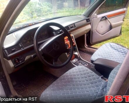 Черный Мерседес Е-Класс, объемом двигателя 3 л и пробегом 300 тыс. км за 3000 $, фото 5 на Automoto.ua