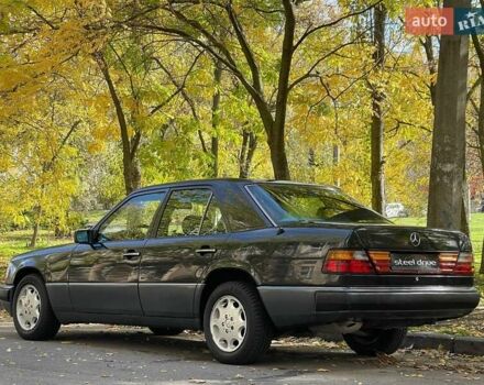 Черный Мерседес Е-Класс, объемом двигателя 2.3 л и пробегом 346 тыс. км за 2799 $, фото 4 на Automoto.ua