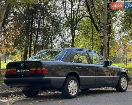 Черный Мерседес Е-Класс, объемом двигателя 2.3 л и пробегом 346 тыс. км за 2799 $, фото 6 на Automoto.ua