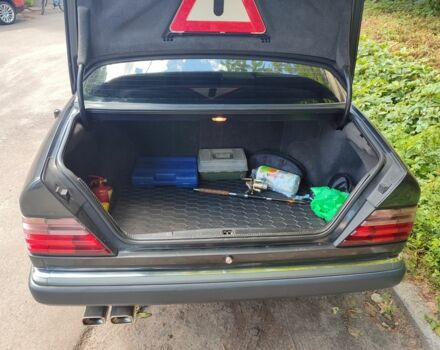 Черный Мерседес Е-Класс, объемом двигателя 2 л и пробегом 330 тыс. км за 5000 $, фото 2 на Automoto.ua