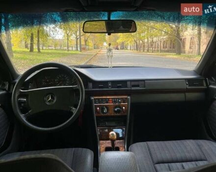 Черный Мерседес Е-Класс, объемом двигателя 2.3 л и пробегом 346 тыс. км за 2799 $, фото 10 на Automoto.ua