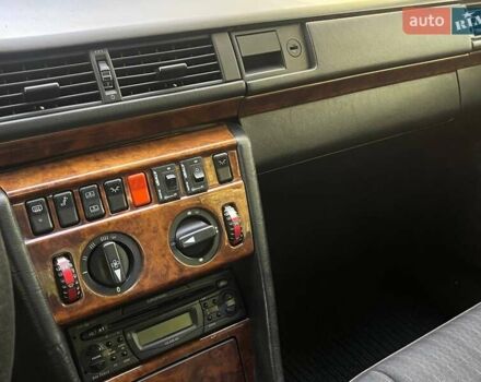 Черный Мерседес Е-Класс, объемом двигателя 2.3 л и пробегом 346 тыс. км за 2799 $, фото 11 на Automoto.ua