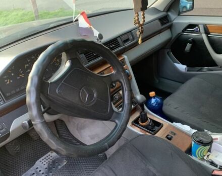 Черный Мерседес Е-Класс, объемом двигателя 2 л и пробегом 319 тыс. км за 3300 $, фото 4 на Automoto.ua