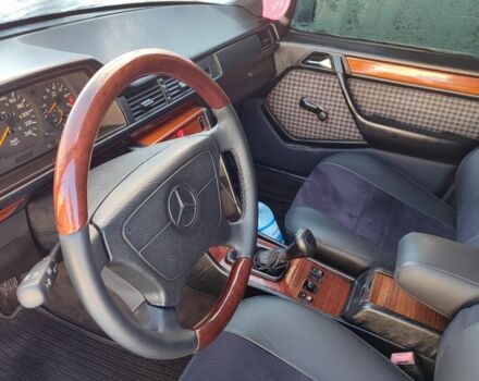 Черный Мерседес Е-Класс, объемом двигателя 2 л и пробегом 330 тыс. км за 5000 $, фото 1 на Automoto.ua