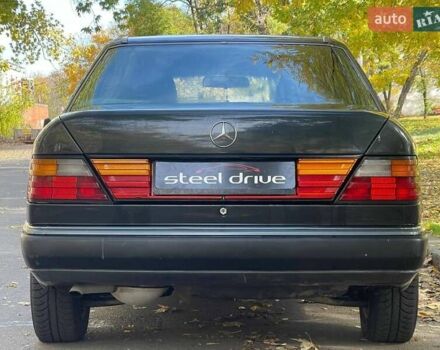 Черный Мерседес Е-Класс, объемом двигателя 2.3 л и пробегом 346 тыс. км за 2799 $, фото 5 на Automoto.ua