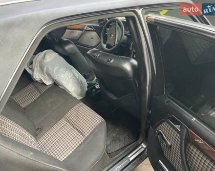 Черный Мерседес Е-Класс, объемом двигателя 2.5 л и пробегом 460 тыс. км за 2350 $, фото 7 на Automoto.ua