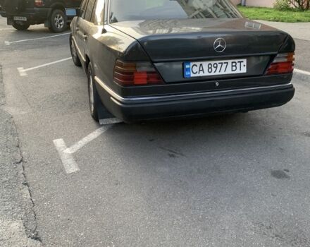 Черный Мерседес Е-Класс, объемом двигателя 2 л и пробегом 319 тыс. км за 3300 $, фото 3 на Automoto.ua