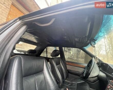 Черный Мерседес Е-Класс, объемом двигателя 2.5 л и пробегом 460 тыс. км за 2350 $, фото 6 на Automoto.ua