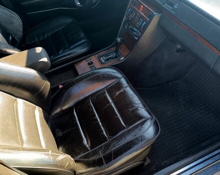 Черный Мерседес Е-Класс, объемом двигателя 2.8 л и пробегом 500 тыс. км за 2850 $, фото 4 на Automoto.ua