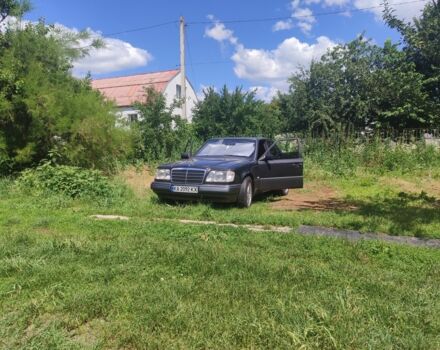 Черный Мерседес Е-Класс, объемом двигателя 2 л и пробегом 330 тыс. км за 5000 $, фото 4 на Automoto.ua