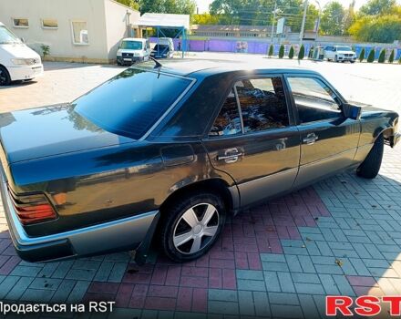 Черный Мерседес Е-Класс, объемом двигателя 2.8 л и пробегом 500 тыс. км за 2850 $, фото 1 на Automoto.ua