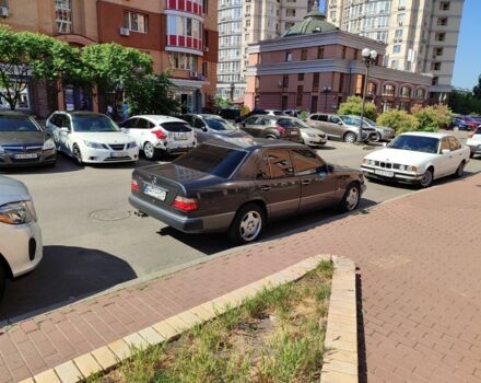 Черный Мерседес Е-Класс, объемом двигателя 2 л и пробегом 330 тыс. км за 5000 $, фото 3 на Automoto.ua