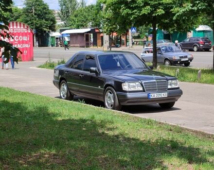 Черный Мерседес Е-Класс, объемом двигателя 2 л и пробегом 330 тыс. км за 5000 $, фото 5 на Automoto.ua