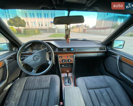 Черный Мерседес Е-Класс, объемом двигателя 2.8 л и пробегом 450 тыс. км за 2500 $, фото 4 на Automoto.ua