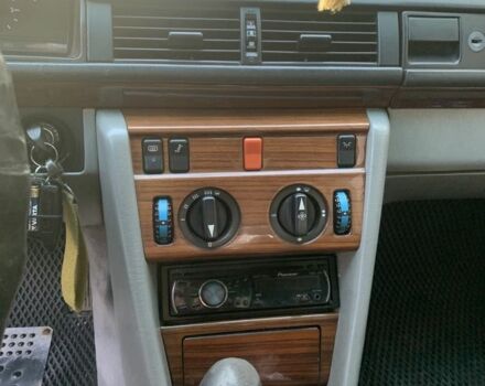 Черный Мерседес Е-Класс, объемом двигателя 2 л и пробегом 319 тыс. км за 3300 $, фото 6 на Automoto.ua