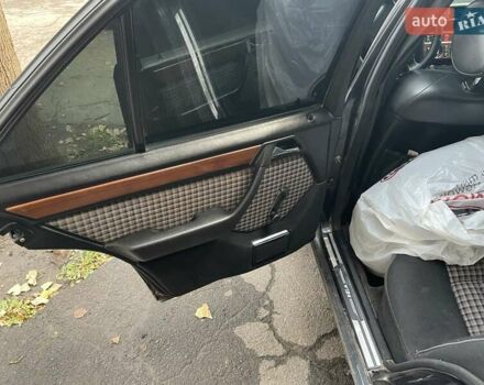 Черный Мерседес Е-Класс, объемом двигателя 2.5 л и пробегом 460 тыс. км за 2350 $, фото 10 на Automoto.ua