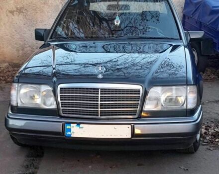 Черный Мерседес Е-Класс, объемом двигателя 2 л и пробегом 330 тыс. км за 5000 $, фото 6 на Automoto.ua