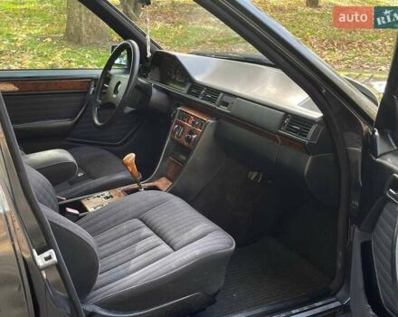 Черный Мерседес Е-Класс, объемом двигателя 2.3 л и пробегом 346 тыс. км за 2799 $, фото 13 на Automoto.ua