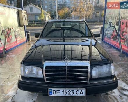 Черный Мерседес Е-Класс, объемом двигателя 2.5 л и пробегом 460 тыс. км за 2350 $, фото 2 на Automoto.ua