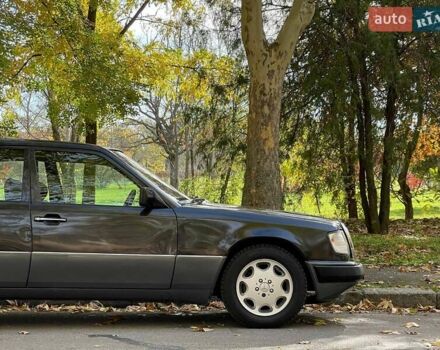 Черный Мерседес Е-Класс, объемом двигателя 2.3 л и пробегом 346 тыс. км за 2799 $, фото 8 на Automoto.ua