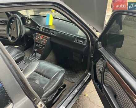 Черный Мерседес Е-Класс, объемом двигателя 2.5 л и пробегом 460 тыс. км за 2350 $, фото 8 на Automoto.ua